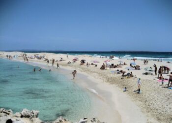 На прекрасному острові в Середземномор’ї пляжі як на Ібіці: чим ще він гарний для відпочинку