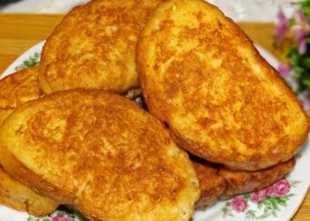 Нарезаем батон “карманчиками” и готовим быстрый завтрак: дешево и сердито (РЕЦЕПТ)