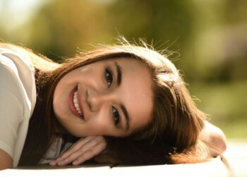 Навіщо обполіскувати волосся чаєм: 2 рецепти, які перетворять ваші локони