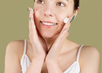 Не вір TikTok-дерматологам: вчені попереджають про ризики підліткових б’юті-трендів