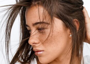 Не вірте рекламі: чому “склеїти” посічені кінчики неможливо і що дійсно допоможе