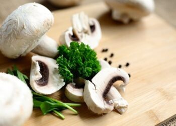 Не выбрасывайте “уставшие” шампиньоны из холодильника: что сделать, чтобы они стали как свежие (ВИДЕО)