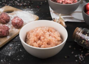 Один дешевый ингредиент сделает фарш невероятно сочным: лайфхак и для котлет, и для пельменей