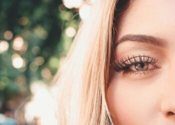 Оптичні хитрощі: як візуально подовжити вії без нарощування