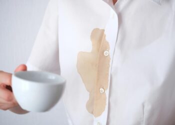 Пляма від кави зникне без сліду навіть із білої тканини: ось чим потрібно її змастити