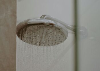 Помилки під час приймання душу, які є небезпечними для шкіри та волосся