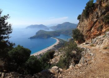 Понад 10 годин сонячного світла на день: названо найтепліший пляж у Європі