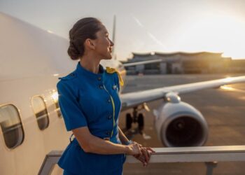 Про це ніхто не говорить: стюардеса розповіла про “темні сторони” своєї роботи