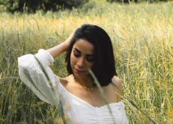 Розкриваємо секрети невидимого комфорту: кольори одягу, що ефективно приховують потовиділення