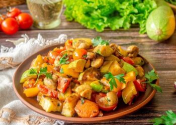 Самое вкусное кабачковое блюдо всего за 20 минут: как аппетитно приготовить (ВИДЕО)