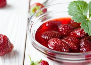 Сделайте это с ягодами, чтобы на варенье не появлялась пенка: правила долговременно стоящих закруток