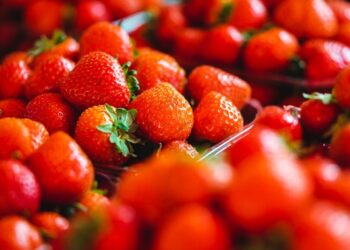 Сделайте так, чтобы клубника в морозилке не превратилась в один комок: правило, с которым будете лакомиться всю зиму