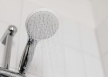 Секрети літнього душу: поради фахівців для здорової шкіри