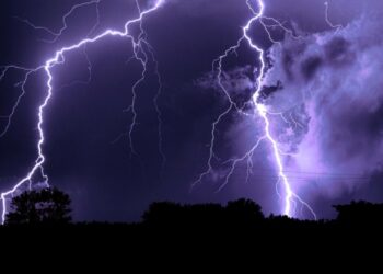 Що в жодному разі не можна робити під час грози: одиниці це знають