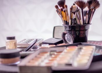 Сім популярних міфів про красу, які давно пора забути: правда про макіяж, пори, волосся та парабени