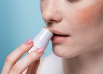 Сохнуть губи: чому так відбувається та що робити