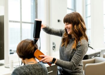 Стрижка буде зіпсована: 7 фраз, які ніколи не можна говорити в салоні краси