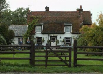 У красивому британському селі кожна вулиця “переносить відвідувачів в інший час”: чим воно привабливе