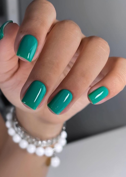 У відтінках ніжної зелені: топ-5 свіжих ідей манікюру на літо