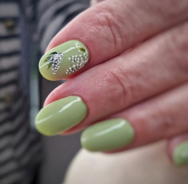 У відтінках ніжної зелені: топ-5 свіжих ідей манікюру на літо