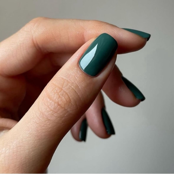 У відтінках ніжної зелені: топ-5 свіжих ідей манікюру на літо