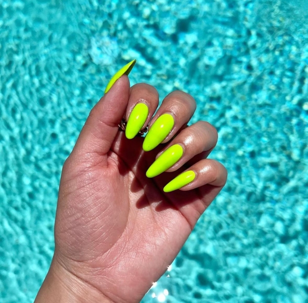 У відтінках ніжної зелені: топ-5 свіжих ідей манікюру на літо