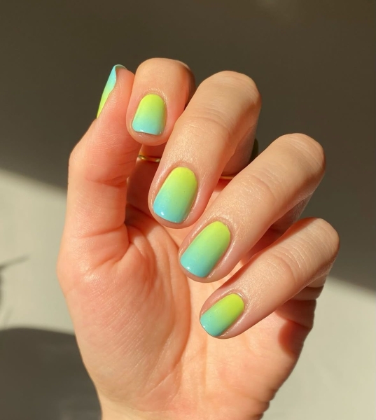 У відтінках ніжної зелені: топ-5 свіжих ідей манікюру на літо