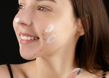 Від акне до дерматиту: як зубна паста може нашкодити вашій шкірі та чому її не можна наносити на прищі