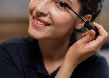 Візажисти розповіли, як фарбувати вії, щоб вони виглядали густішими та довшими