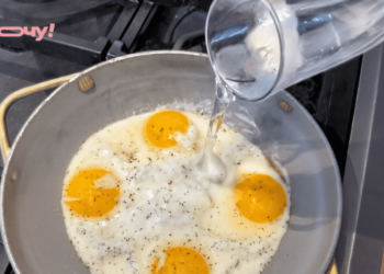 Всего 30 секунд – это секрет идеальной яичницы: поступайте так, и желток больше никогда не растечется (ВИДЕО)