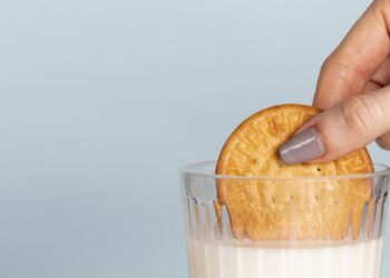 Вы об этом не догадывались: зачем делают крошечные дырочки в крекере (ВИДЕО)