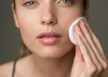 З чого краще починати ранковий догляд за обличчям та чим він відрізняється від вечірнього