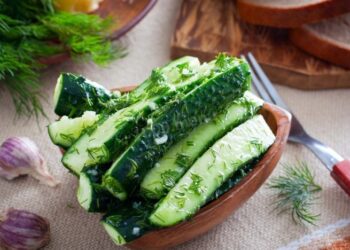 За эти огурчики гости будут драться: сочная и хрустящая закуска, на которую потратите 5 минут (ВИДЕО)