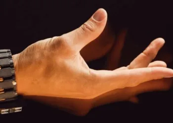 Meta показала прототип браслета без екрану, що розпізнає “мову тіла”