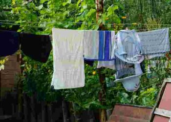 Простий трюк, який збереже ваші нерви: як висушити одяг у сиру погоду