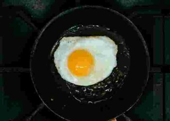 Ніколи не смажте яйця прямо з холодильника: секрет ідеальної яєчні 