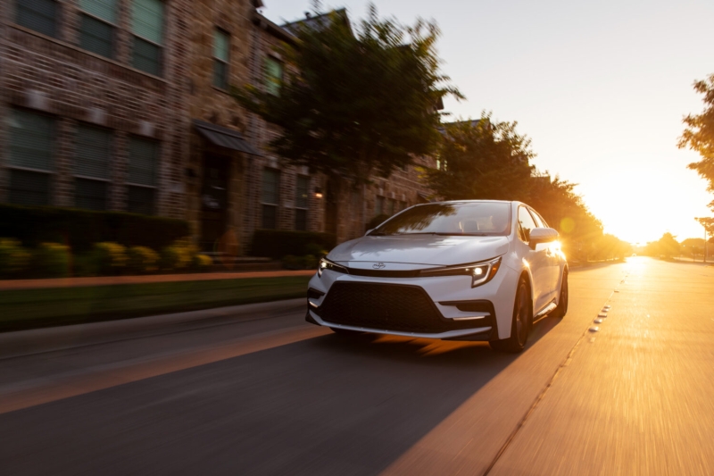 Toyota Corolla 2026 у США позбулася аналогової панелі приладів, а гібрид отримав повний привід