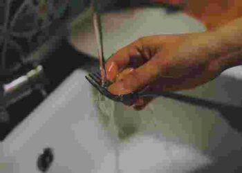 Посуд чистий, проте неприємний запах лишився: три прості способи це виправити