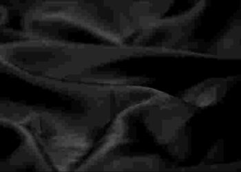 Зберегти насичений чорний колір одягу дужке легко: лише памʼятайте ці правила прання