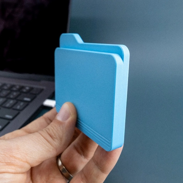 Представлено USB-флешку FolderDrive у вигляді папки з macOS