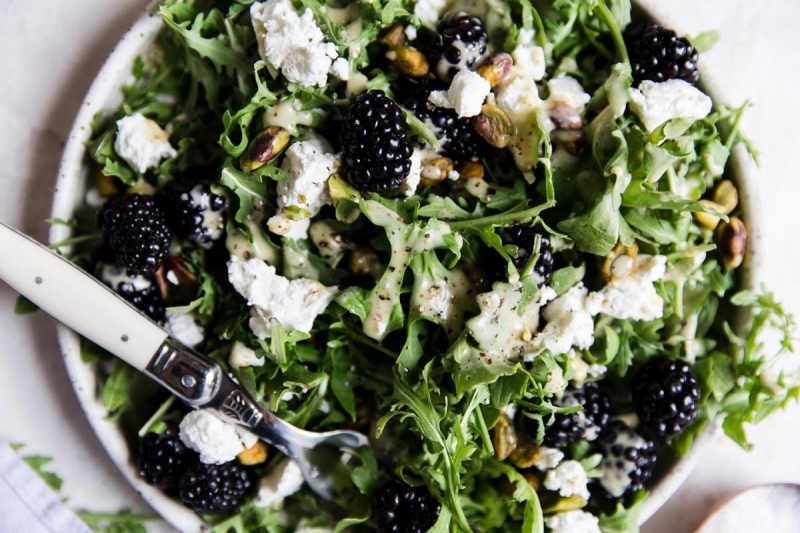 Літні суперягоди: чим корисні малина, лохина й ожина та кому їх не можна їсти