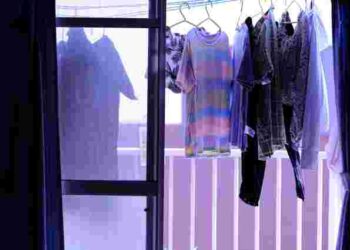 Ризикуєте зіпсувати речі: чи можна влітку сушити одяг на балконі