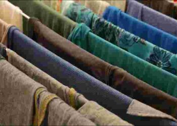 Навіщо вивертати одяг перед пранням і в яких випадках це треба робити обовʼязково