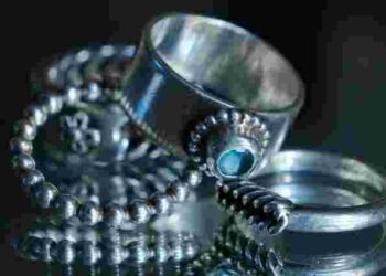 Поверніть сріблу блиск: як почистити срібні прикраси й інші вироби самостійно