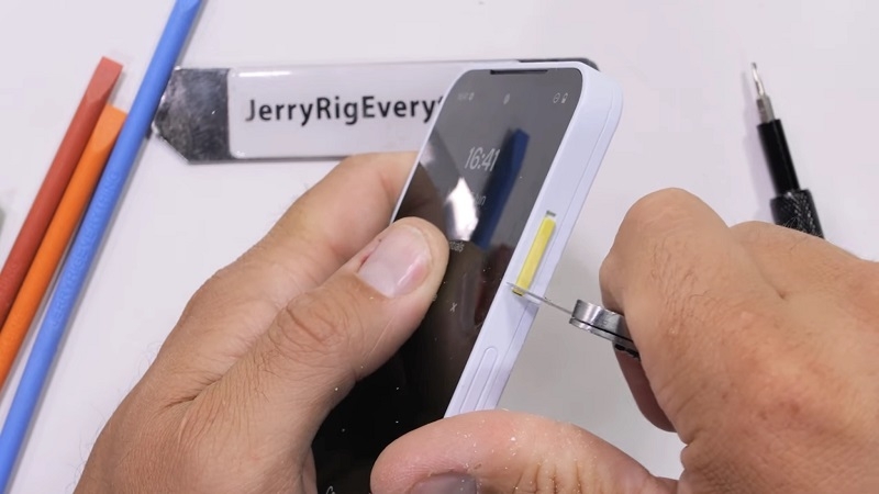 Модульний, але неміцний: Fairphone 6 піддався жорсткому випробуванню техноблогера JerryRigEverything