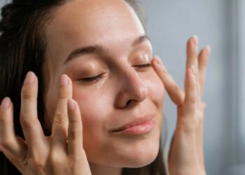 А чи потрібен нам окремо крем для зони навколо очей?