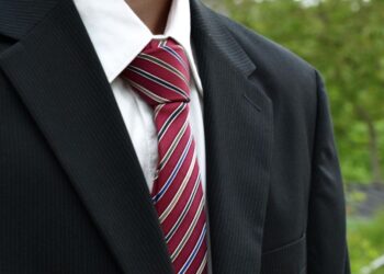 А ви знали, навіщо чоловіки носять краватки? У чому сенс цього найдавнішого аксесуара і яка у нього історія