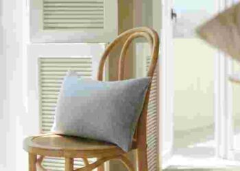 Без пральної машинки: як швидко позбутися запаху і плям на подушці