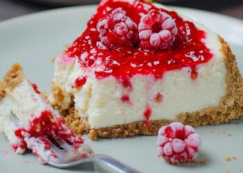 Без духовки та маскарпоне: легкий і швидкий літній ягідний чизкейк із сиру