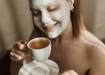 Біла, чорна, рожева, зелена: який тип глини вибрати для догляду за обличчям